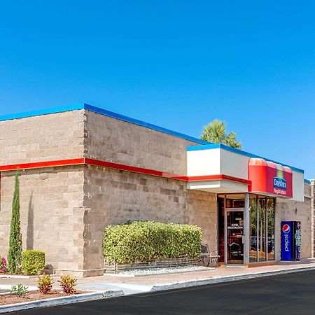Days Inn By Wyndham Bradenton - Near The Gulf Экстерьер фото