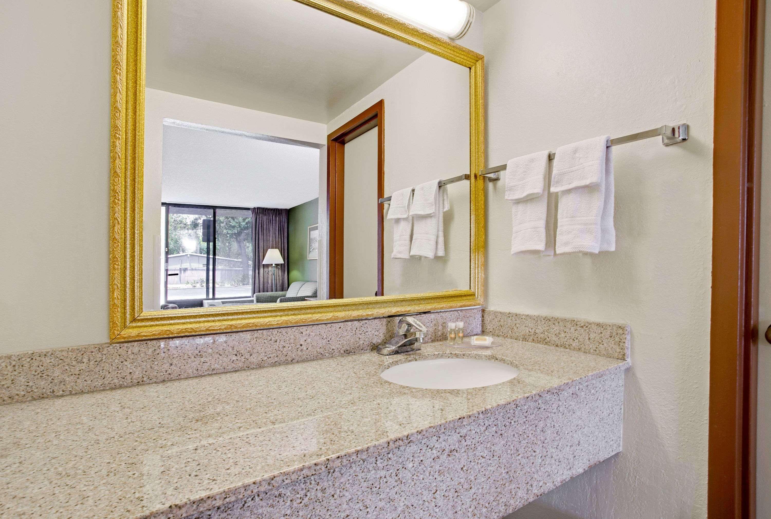 Days Inn By Wyndham Bradenton - Near The Gulf Экстерьер фото