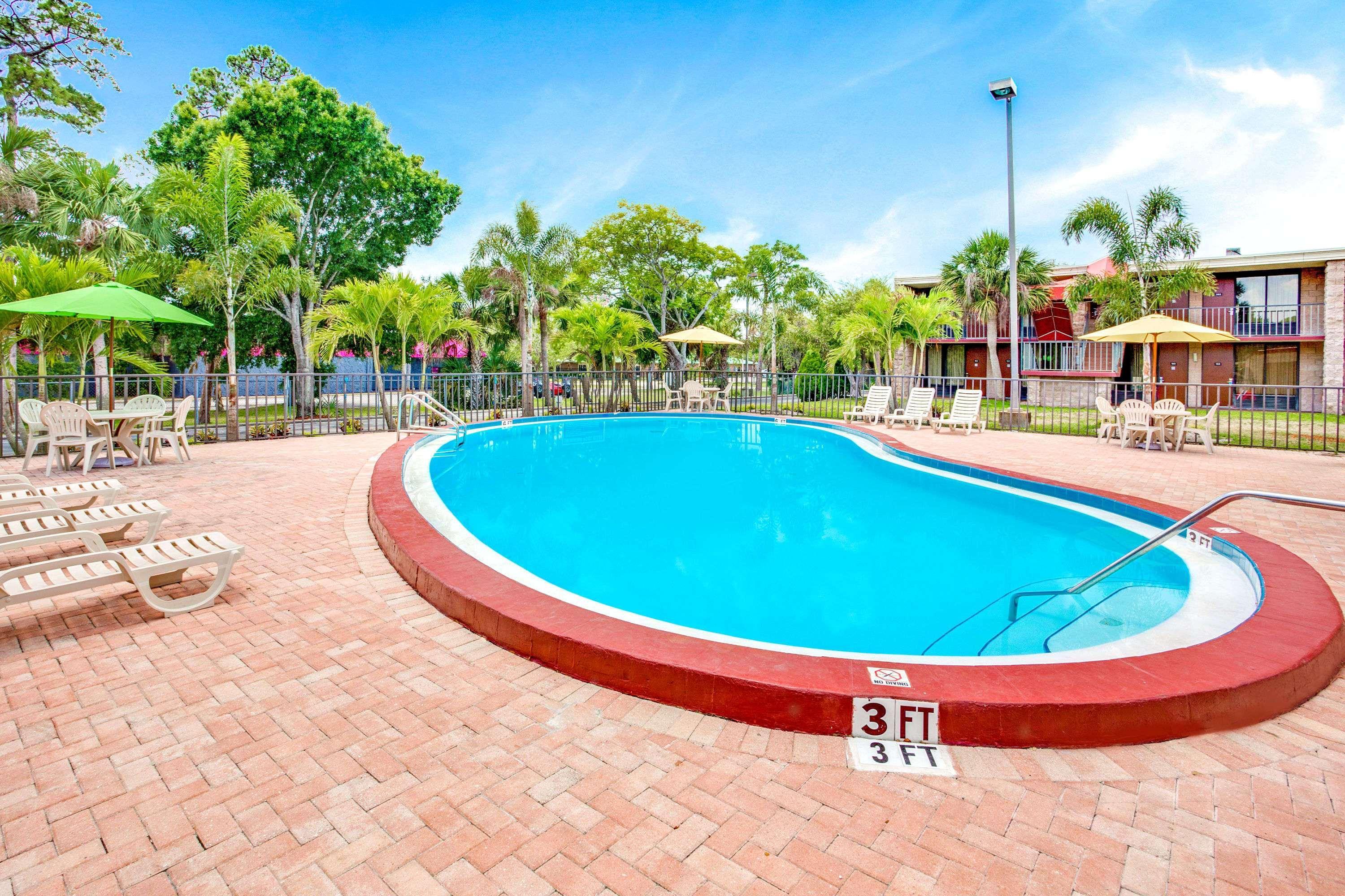 Days Inn By Wyndham Bradenton - Near The Gulf Экстерьер фото