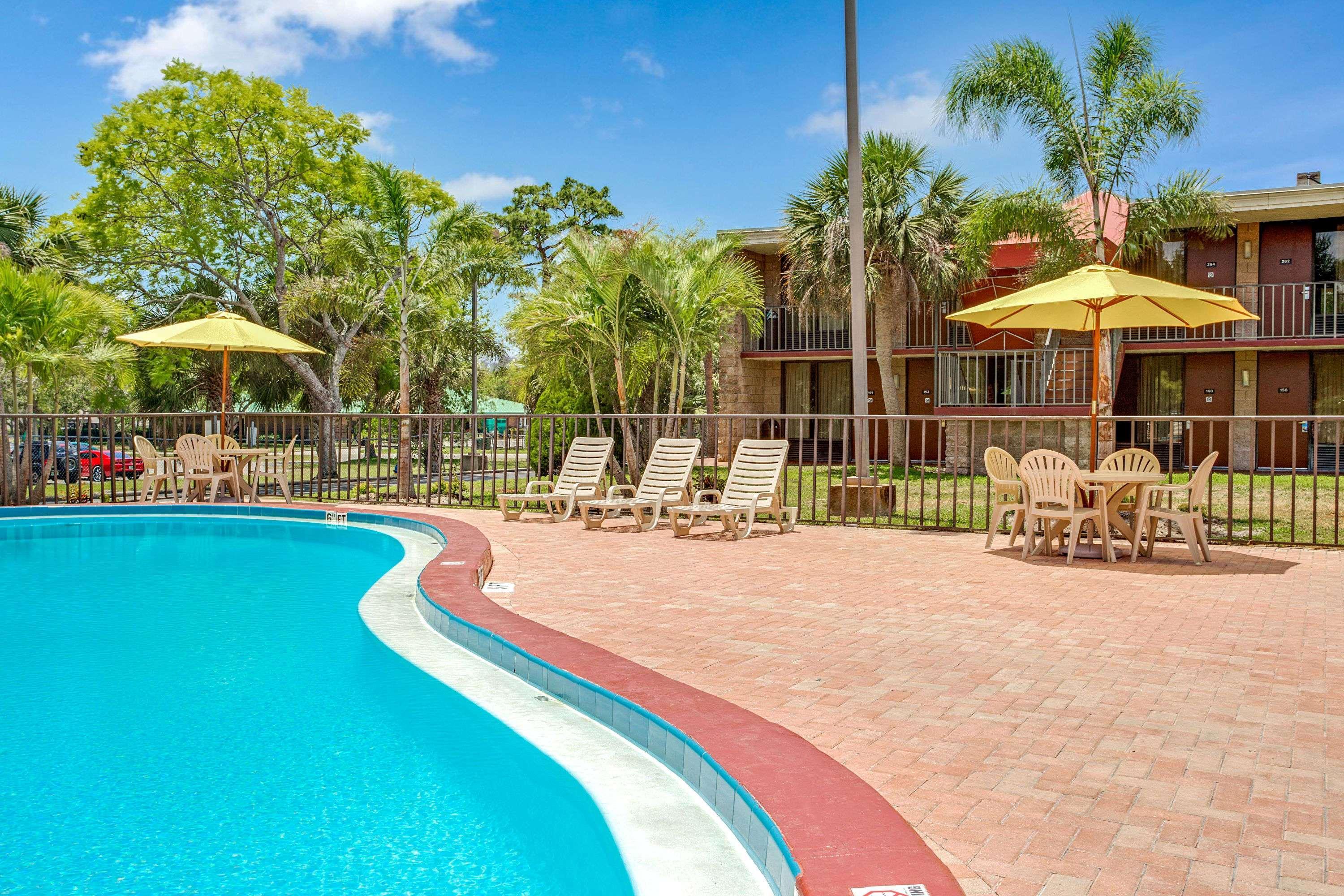 Days Inn By Wyndham Bradenton - Near The Gulf Экстерьер фото