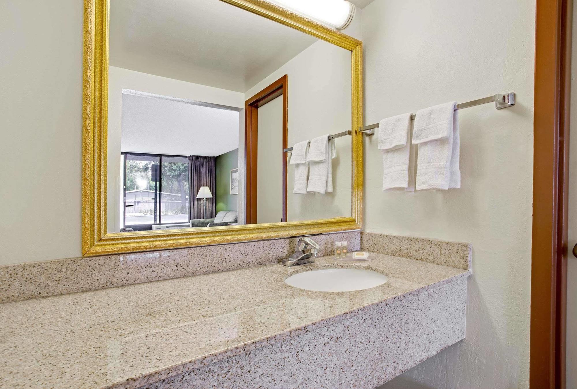 Days Inn By Wyndham Bradenton - Near The Gulf Экстерьер фото